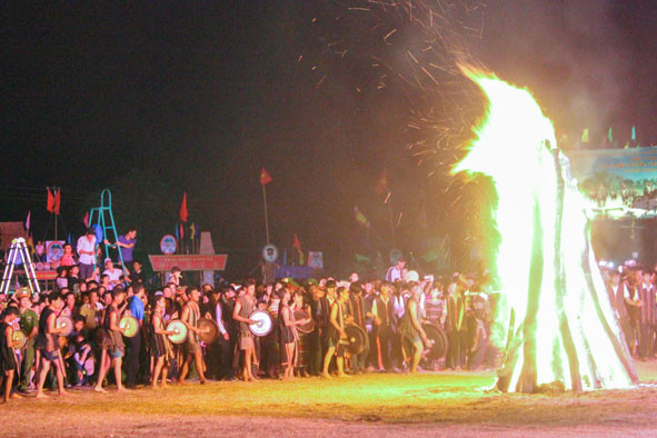 Diễn xướng cồng chiêng tại một lễ hội được tổ chức ở huyện Buôn Đôn. Ảnh: Hoàng Gia