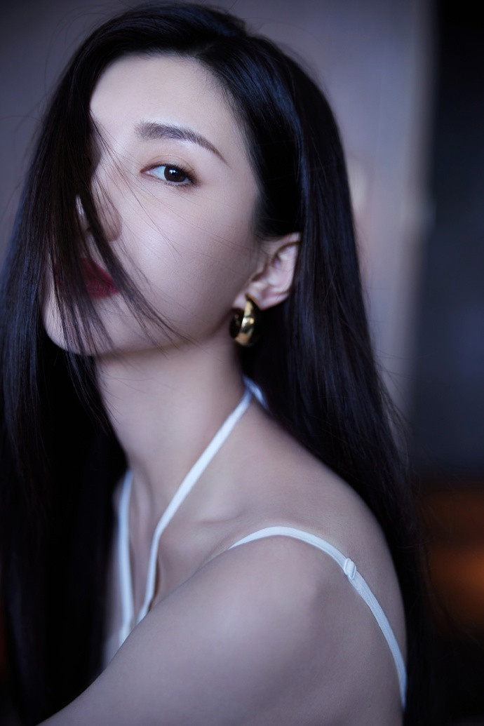 Trên mạng xã hội, nhiều dân mạng khen ngợi Giang Sơ Ảnh: “Quả là đôi chân “cực phẩm””, “Xinh đẹp quá”, “Không thể không rung động khi thấy loạt ảnh này của cô ấy”… ẢNH: WEIBO NV