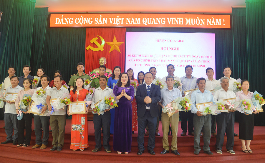 Nhiều tập thể được Chủ tịch UBND huyện Ia Grai tặng giấy khen vì có thành tích xuất sắc trong học tập và làm theo tư tưởng, đạo đức, phong cách Hồ Chí Minh giai đoạn 2016-2020. Ảnh: Phan Lài