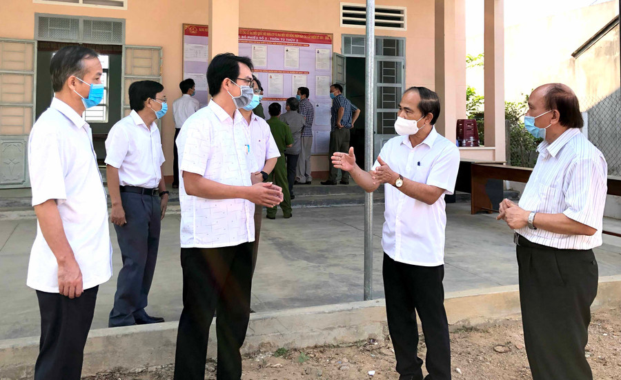 Chủ tịch UBND tỉnh Võ Ngọc Thành cùng thành viên đoàn kiểm tra số 3 kiểm tra công tác triển khai bầu cử tại tổ bầu cử thôn Tú Thủy 2 (xã Tú An, thị xã An Khê). Ảnh Lê Hòa