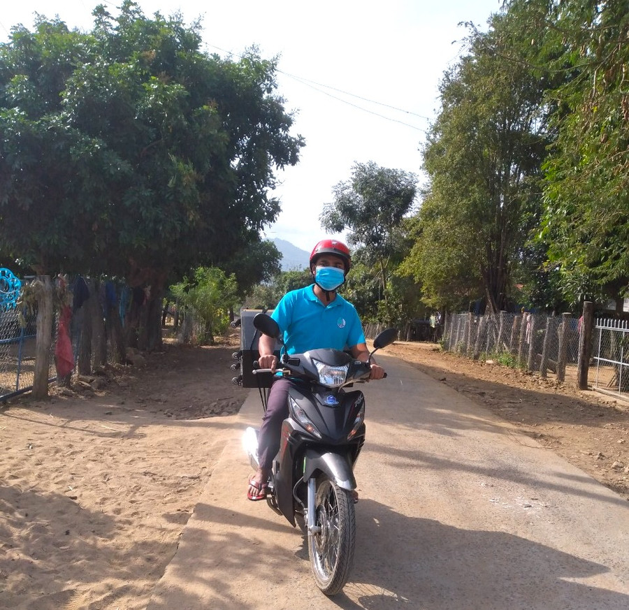 Cán bộ văn hóa xã Sơ Ró, huyện Kông Chro tuyên truyền phòng-chống dịch Covid-19 tại các đồng bào dân tộc thiểu số bằng loa lưu động. Ảnh Ngọc Minh