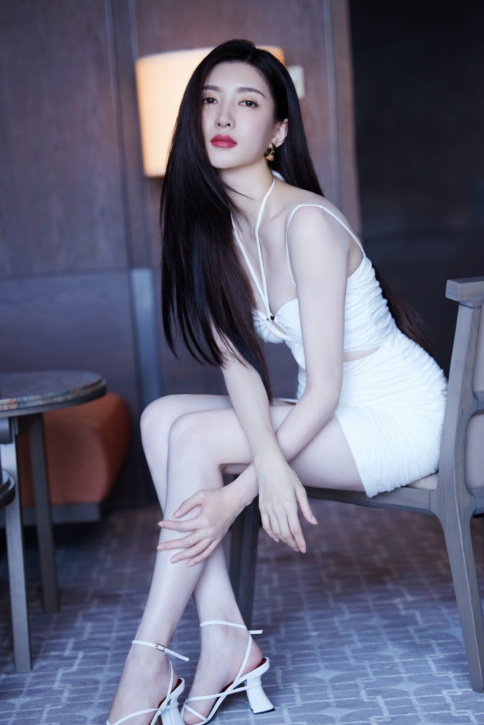 Mỹ nhân 35 tuổi tự tin tạo dáng trước ống kính cùng đôi chân dài thẳng tắp, eo thon gọn và bờ vai quyến rũ. ẢNH: WEIBO NV