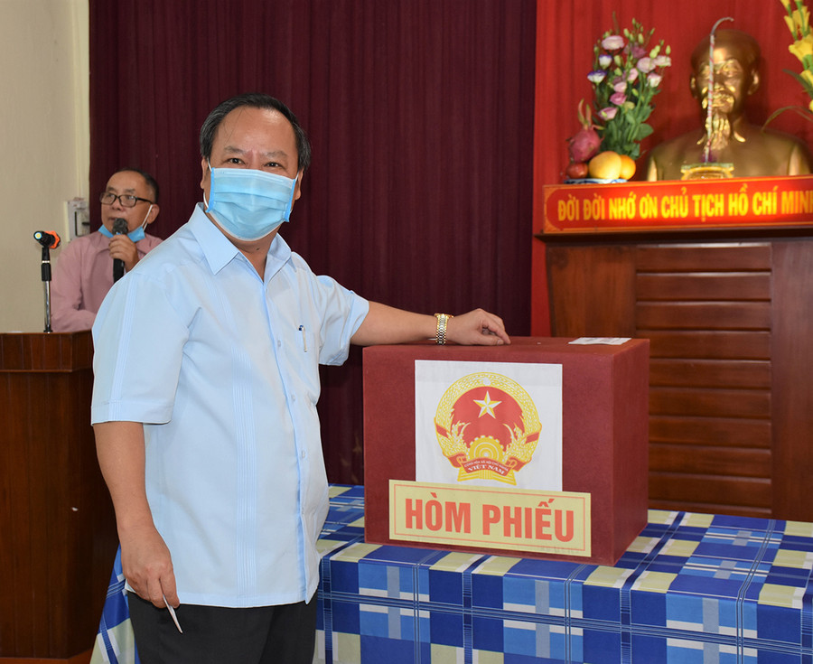 Đồng chí Châu Ngọc Tuấn-Phó Bí thư Thường trực Tỉnh ủy, Chủ tịch HĐND tỉnh bỏ phiếu tại khu vực bầu cử số 3 (phường Ia Kring, TP. Pleiku). Ảnh: Trần Dung Đồng chí Châu Ngọc Tuấn-Phó Bí thư Thường trực Tỉnh ủy, Chủ tịch HĐND tỉnh bỏ phiếu tại khu vực bầu cử số 3 (phường Ia Kring, TP. Pleiku). Ảnh: Trần Dung