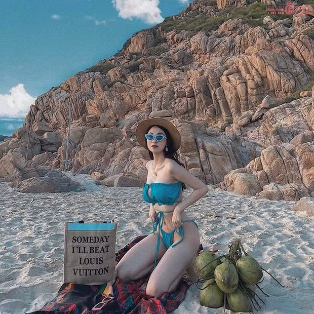 Trong loạt khoảnh khắc diện bikini được đăng tải, cô khiến nhiều người trầm trồ bởi vóc dáng nóng bỏng. ẢNH: FBNV