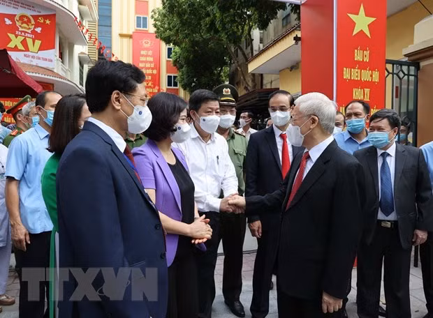 Tổng Bí thư Nguyễn Phú Trọng với các đại biểu tại Khu vực bỏ phiếu số 4, phường Nguyễn Du, quận Hai Bà Trưng. (Ảnh: Trí Dũng/TTXVN)