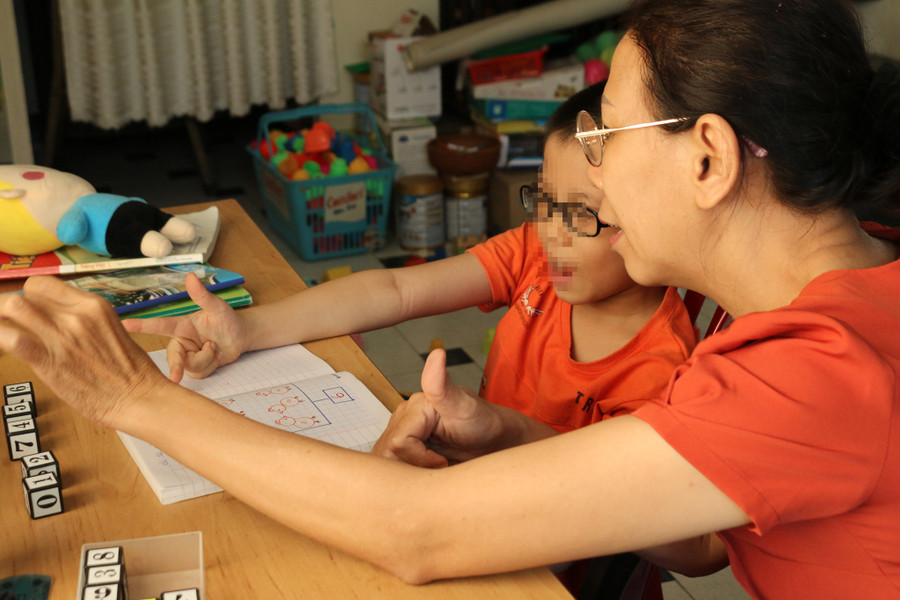 Lớp học cho trẻ tự kỷ có hoàn cảnh khó khăn tại nhà của cô Dung. ẢNH: PHẠM THU NGÂN