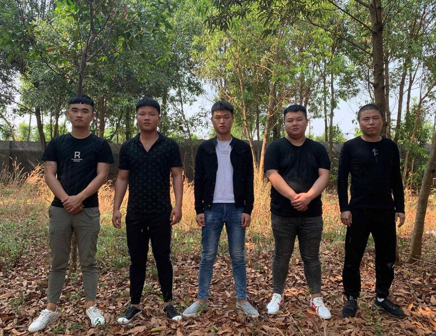 Các đối tượng người Trung Quốc bị phát hiện khi chuẩn bị vượt biên sang Campuchia vào chiều 20-3. Ảnh: V.N