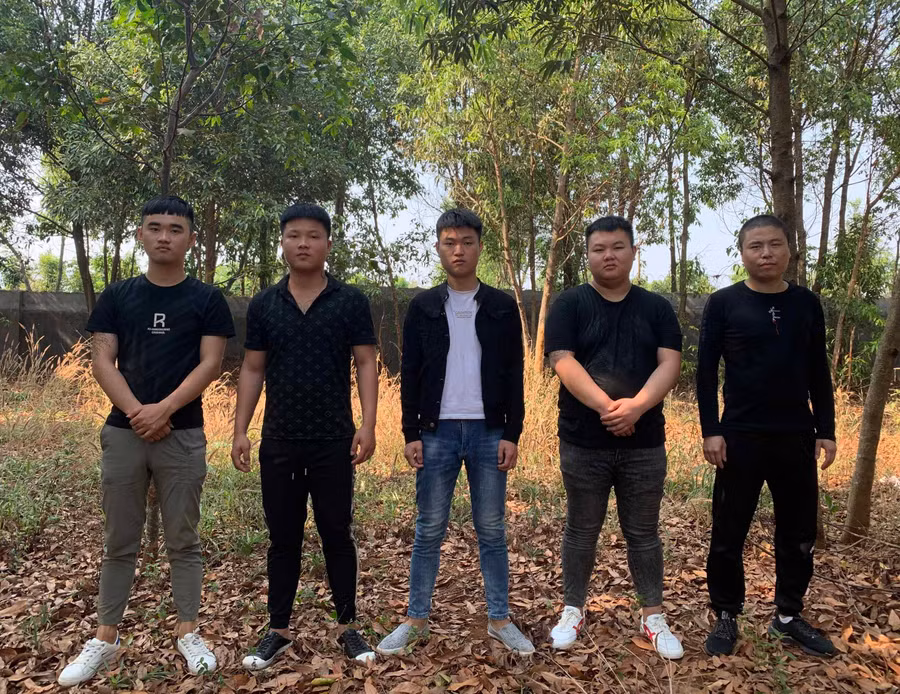 Các đối tượng người Trung Quốc bị phát hiện khi chuẩn bị vượt biên sang Campuchia vào chiều 20-3. Ảnh: V.N