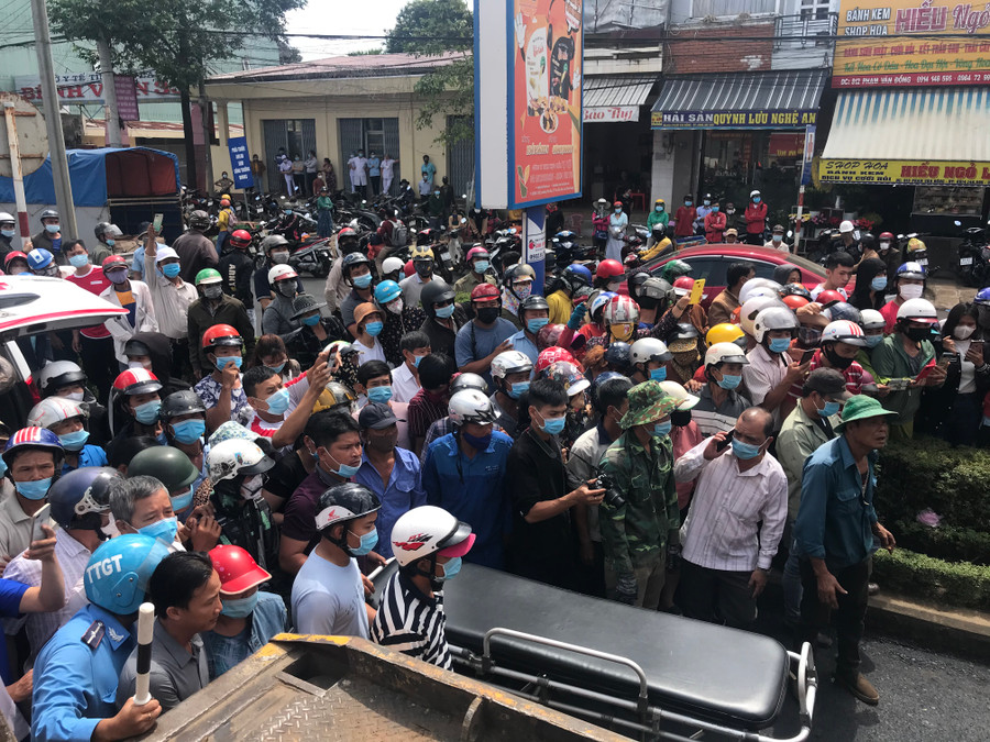 Rất đông người dân đã tập trung theo dõi công tác cứu hộ. Ảnh: Văn Ngọc