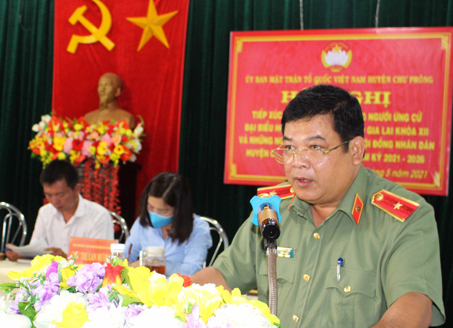 Thiếu tướng Rah Lan Lâm-Ủy viên Ban Thường vụ Tỉnh ủy, Giám đốc Công an tỉnh trình bày chương trình hành động tại buổi tiếp xúc cử tri ở xã Ia Kly (huyện Chư Prông). Ảnh Phan Lài (1)