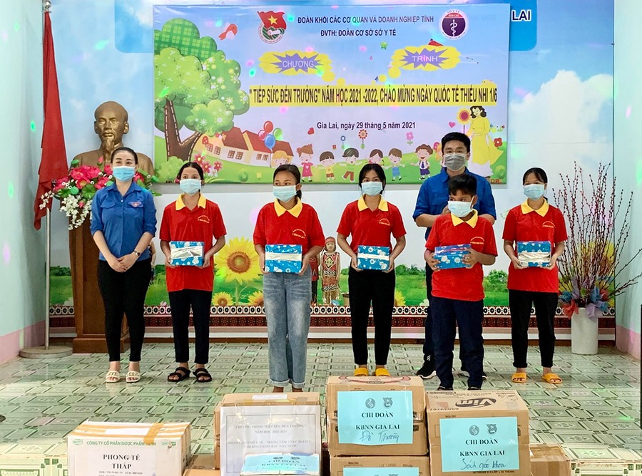  Đại diện ban tổ chức chương trình tặng quà cho các em thiếu nhi. Ảnh: Như Nguyện