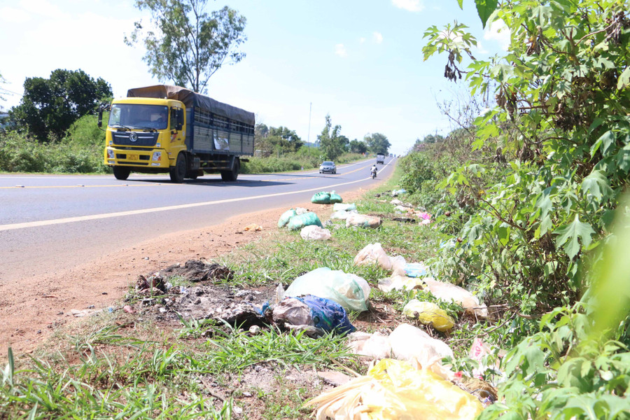 Người dân vứt rác bừa bãi bên quốc lộ 14-đoạn qua xã Ia Băng (huyện Chư Prông). Ảnh: Hồng Thương Người dân vứt rác bừa bãi bên quốc lộ 14-đoạn qua xã Ia Băng (huyện Chư Prông). Ảnh: Hồng Thương