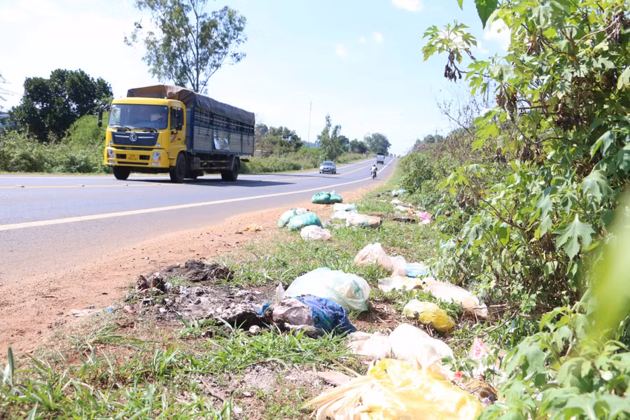 Người dân vứt rác bừa bãi bên quốc lộ 14-đoạn qua xã Ia Băng (huyện Chư Prông). Ảnh: Hồng Thương