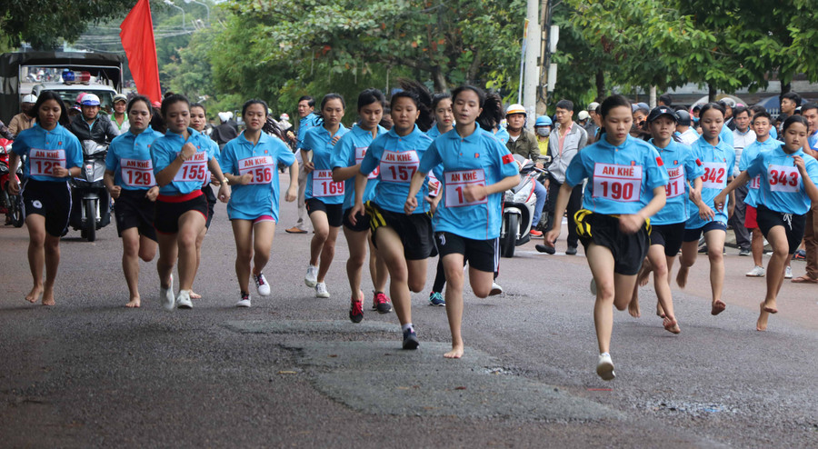 Vận động viên tham gia Giải Việt dã truyền thống thị xã An Khê. Ảnh: Ngọc Minh
