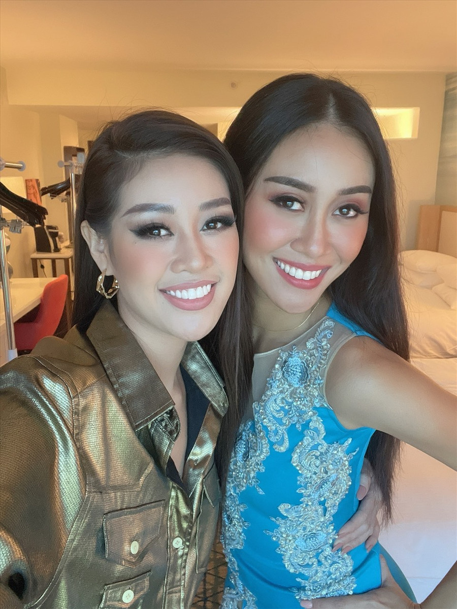 Trong cuộc thi năm nay, đại diện Việt Nam được xếp chung phòng cùng Hoa hậu Malaysia. “Các thí sinh sẽ được chia thành các nhóm nhỏ và hoạt động chính của nhóm Vân sẽ diễn ra vào ngày 8.5 (giờ Mỹ) với lịch thử đồ, chụp ảnh cùng nhiếp ảnh gia Fadil và quay hình cho Miss Universe... Vân đang rất hào hứng với lịch trình tại cuộc thi“, Khánh Vân viết trên trang cá nhân. Ảnh: NVCC.