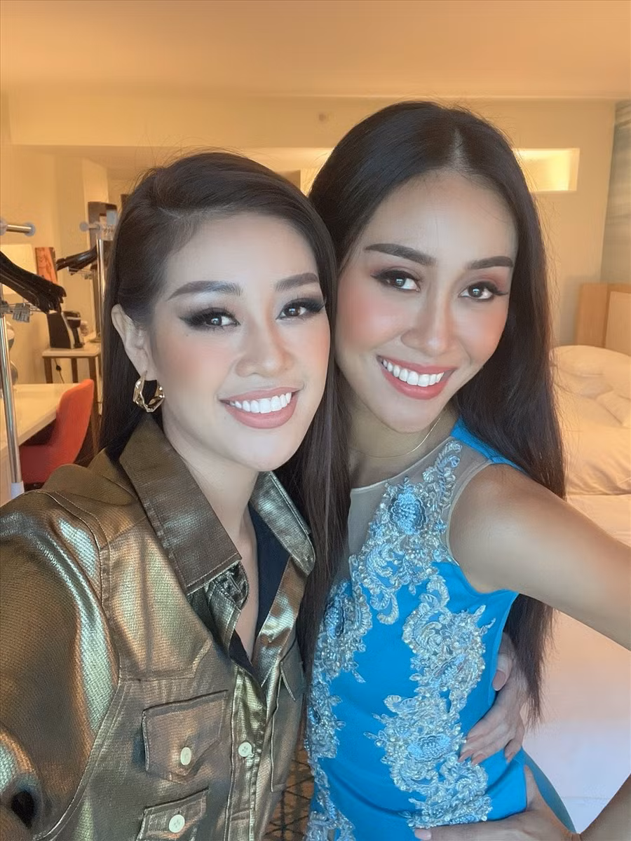 Trong cuộc thi năm nay, đại diện Việt Nam được xếp chung phòng cùng Hoa hậu Malaysia. “Các thí sinh sẽ được chia thành các nhóm nhỏ và hoạt động chính của nhóm Vân sẽ diễn ra vào ngày 8.5 (giờ Mỹ) với lịch thử đồ, chụp ảnh cùng nhiếp ảnh gia Fadil và quay hình cho Miss Universe... Vân đang rất hào hứng với lịch trình tại cuộc thi“, Khánh Vân viết trên trang cá nhân. Ảnh: NVCC.