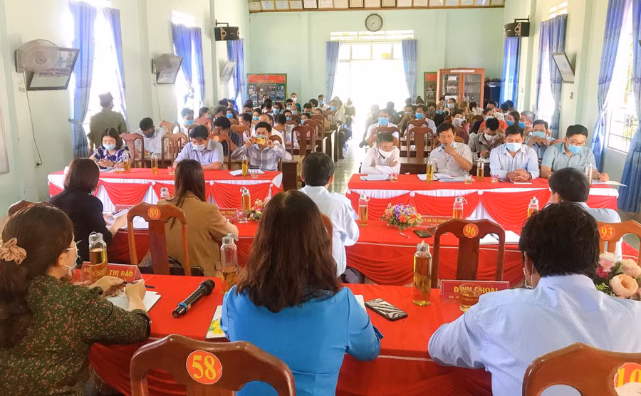 Quang cảnh buổi tiếp xúc cử tri của các ứng cử viên HĐND tỉnh Gia Lai khóa XII (thuộc đơn vị bầu cử số 17) tại xã Kông Bờ La huyện Kbang). Ảnh: Minh Triều