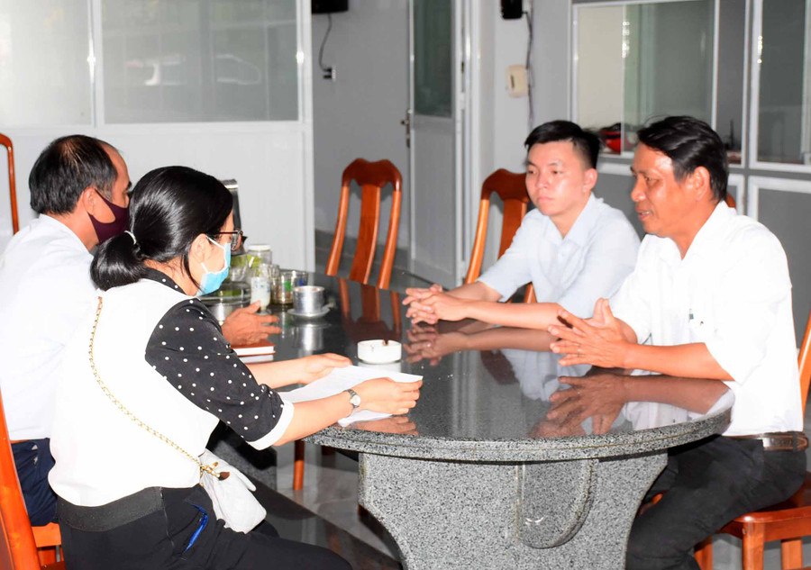 Điều tra viên Chi cục Thống kê TP. Pleiku trực tiếp hướng dẫn doanh nghiệp kê khai thông tin phục vụ công tác tổng điều tra. Ảnh: Minh Nguyễn