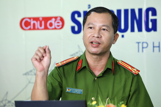 Thượng tá Nguyễn Mạnh Trưởng chia sẻ tại buổi tư vấn trực tuyến. Ảnhh: Hoàng Triều