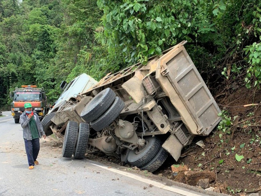 Sau khi va chạm với xe tải cùng chiều, xe ben đâm vào vách núi trên đèo Bảo Lộc hư hỏng nặng. ẢNH: T.DƯƠNG