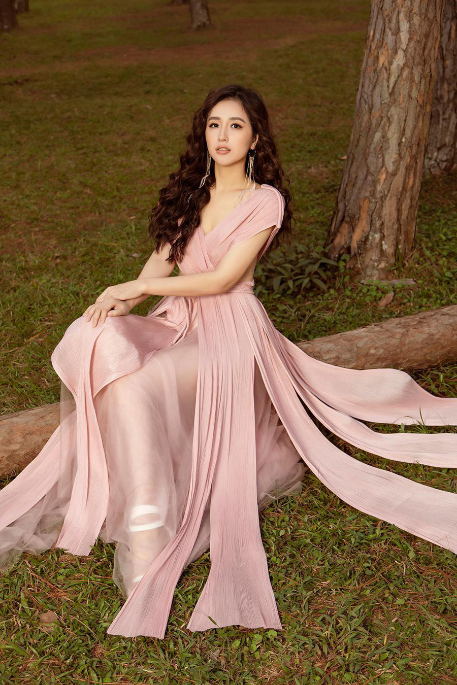 Cô nàng khéo kết hợp bộ váy nữ tính với khuyên tai dáng dài - một trong những phụ kiện 