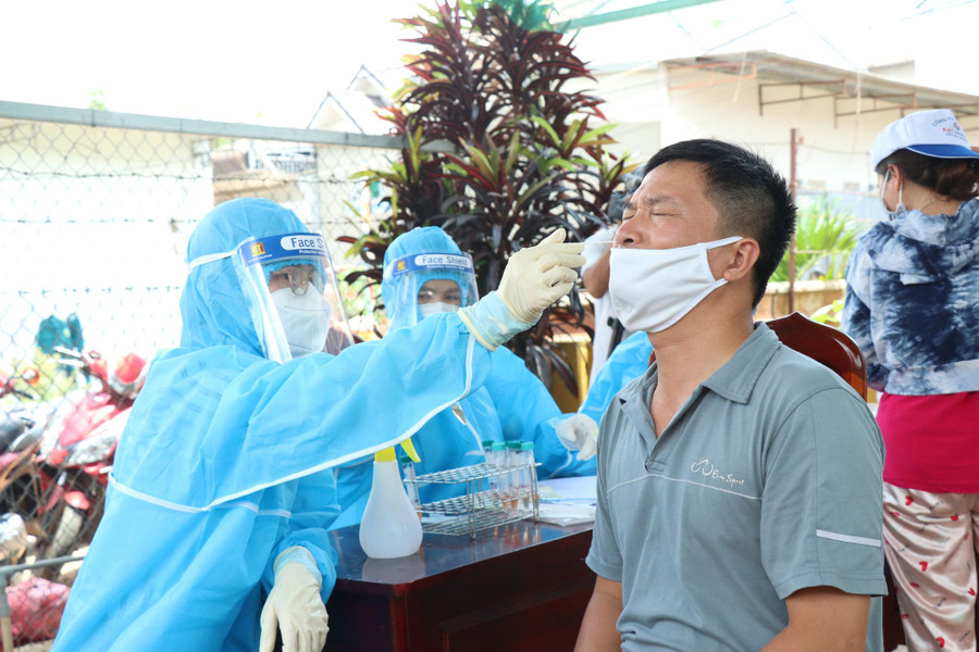 Ngành y tế Đắk Lắk lấy mẫu xét nghiệm SARS-CoV-2 cho người dân trong khu vực có người mắc Covid-19.