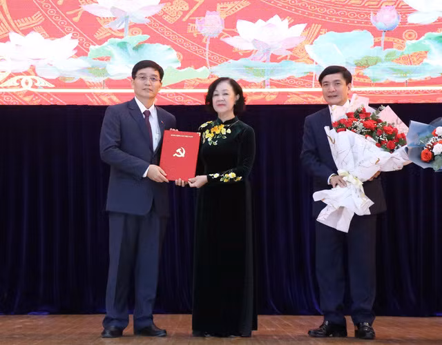 Ông Nguyễn Đình Trung (ngoài cùng bên trái) nhận quyết định của Bộ Chính trị để giữ chức Bí thư Tỉnh ủy Đắk Lắk.