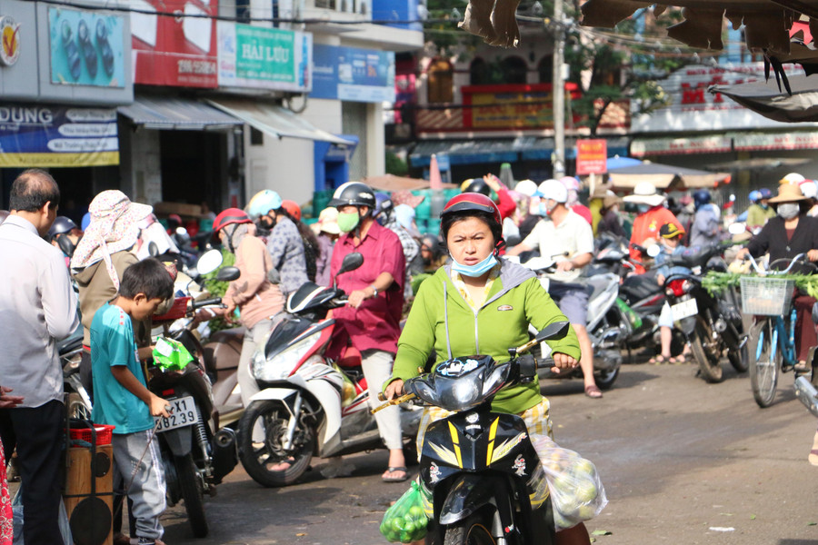 Tại Trung tâm Thương mại TP. Pleiku vẫn xảy ra tình trạng người dân, tiểu thương không đeo khẩu trang hoặc đeo đối phó