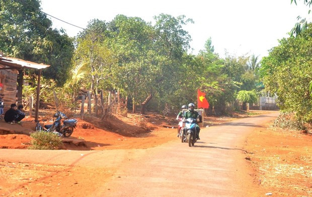 Lực lượng Đồn Biên phòng Ia Nan, tỉnh Gia Lai sử dụng loa phát thanh tuyên truyền cho người dân về công tác bầu cử Đại biểu Quốc hội và Hội đồng Nhân dân các cấp. (Ảnh: TTXVN) Lực lượng Đồn Biên phòng Ia Nan, tỉnh Gia Lai sử dụng loa phát thanh tuyên truyền cho người dân về công tác bầu cử Đại biểu Quốc hội và Hội đồng Nhân dân các cấp. (Ảnh: TTXVN)