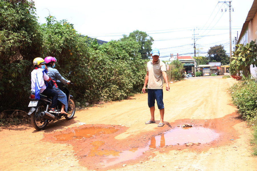 Đường Dương Thành Đạt xuống cấp trầm trọng. Ảnh: Nguyễn Quang