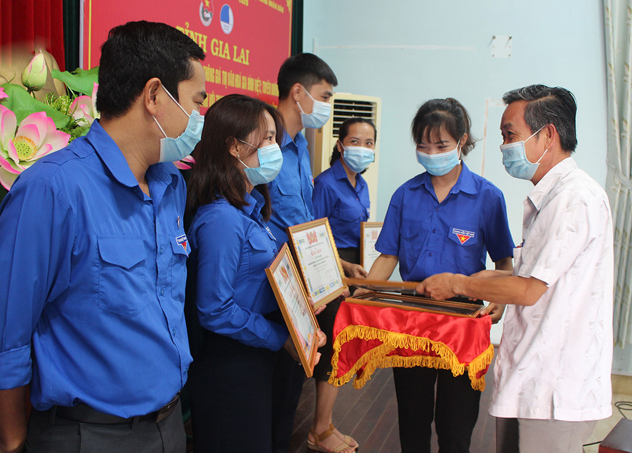 Đồng chí Huỳnh Tấn Đoan-Phó Bí thư Đảng ủy khối các Cơ quan và Doanh nghiệp tỉnh tặng bằng khen của Tỉnh Đoàn cho các cá nhân có thành tích trong phong trào Sáng tạo trẻ toàn tỉnh năm 2021. Ảnh: Phan Lài