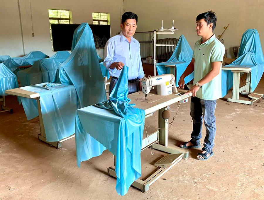 Hàng loạt máy may tại Trung tâm GDNN-GDTX huyện Ia Grai “trùm mền” vì không có học viên. Ảnh: Ngọc Thu Hàng loạt máy may tại Trung tâm GDNN-GDTX huyện Ia Grai “trùm mền” vì không có học viên. Ảnh: Ngọc Thu