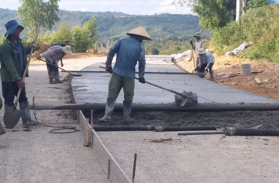  Làm đường giao thông nông thôn ở xã Kông Lơng Khơng (huyện Kbang). Ảnh: Nguyễn Diệp