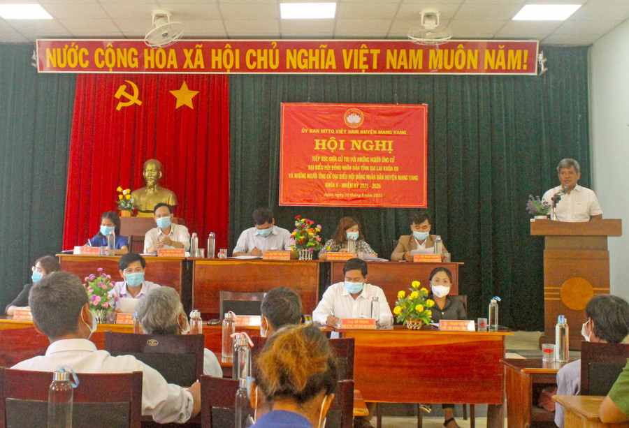 Ông Hồ Văn Điềm, Ủy viên BTV Tỉnh ủy, Chủ tịch Ủy ban MTTQ Việt Nam tỉnh đang phát biểu tại Hội nghị tiếp xúc cử tri xã Ayun -ảnh Sơn Ca