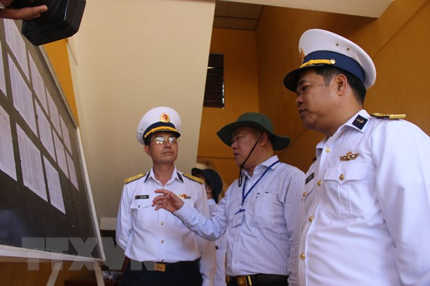 Phó Chủ tịch UBND tỉnh Khánh Hòa Nguyễn Anh Tuấn (giữa) kiểm tra công tác chuẩn bị bầu cử tại đảo Song Tử Tây (thuộc huyện đảo Trường Sa, tỉnh Khánh Hoà). (Ảnh: Sỹ Tuyên/TTXVN)