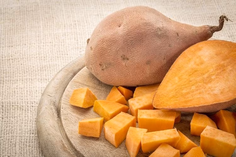 Khoai lang chứa từ 30 đến 35mg magiê, giúp giữ cho bạn bình tĩnh, kiểm soát căng thẳng và lo lắng. (Nguồn: Pinterest)