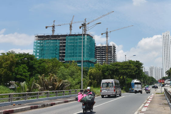 Một dự án chung cư đang xây dựng tại TP HCM. Ảnh: TẤN THẠNH