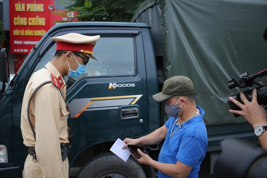 Người dân theo dõi, giám sát cảnh sát giao thông như thế nào? Ảnh: Phạm Đông