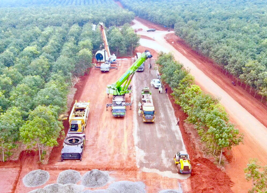 Tập kết thiết bị điện gió về công trường Nhà máy Điện gió Ia Pếch (huyện Đak Đoa). Ảnh: Hà Duy Tập kết thiết bị điện gió về công trường Nhà máy điện gió Ia Pếch (Đak Đoa)