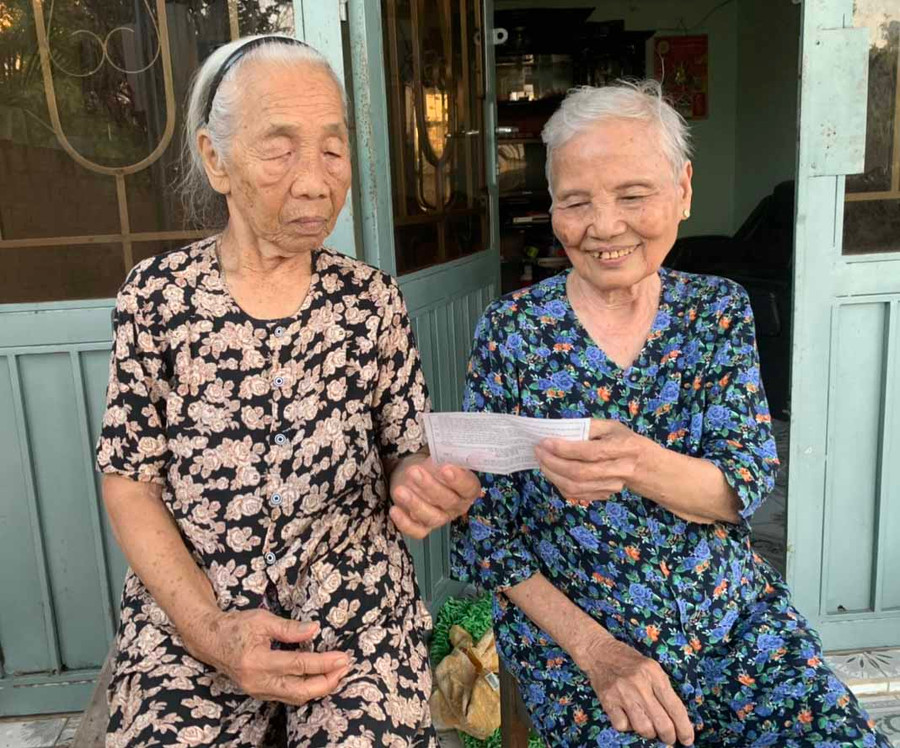 Bà Văn Thị Chinh (bìa phải) trao đổi với người dân trong tổ về cuộc bầu cử. Ảnh: Vũ Chi