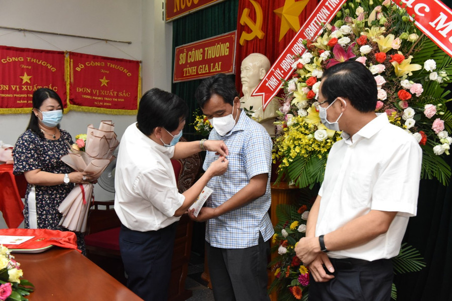 Trao Kỷ niệm chương cho đồng chí Hồ Văn Niên và đồng chí Đỗ Tiến Đông. Ảnh: Đức Thụy