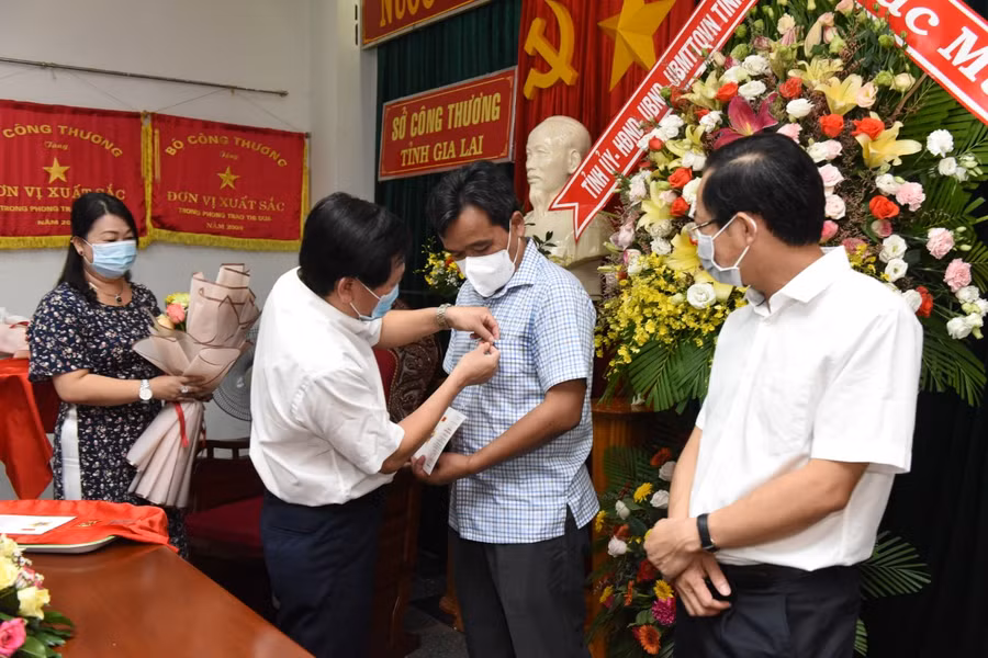 Trao Kỷ niệm chương cho đồng chí Hồ Văn Niên và đồng chí Đỗ Tiến Đông. Ảnh: Đức Thụy