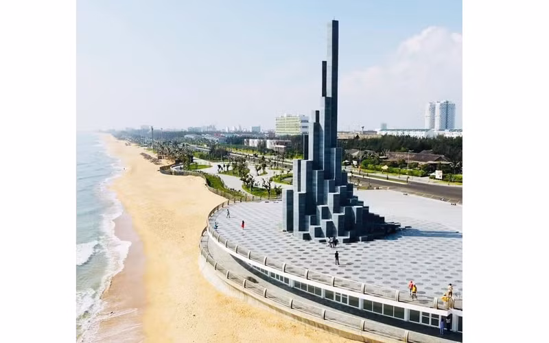 Quảng trường Nghinh Phong bên bờ biển xanh, cát trắng (Ảnh: Fb Phu Yen 78) 