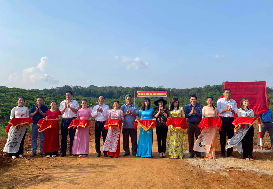 Cây cầu mới được khánh thành trong sự hân hoan của dân làng Điện Biên