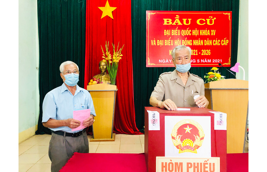 Cử tri bỏ phiếu bầu tại khu vực bỏ phiếu số 3 (phường Phù Đổng, TP. Pleiku). Ảnh: Phan Lài  Các cử tri bỏ phiếu bầu tại khu vực bỏ phiếu số 3 (phường Phù Đổng, TP. Pleiku). Ảnh: Phan Lài