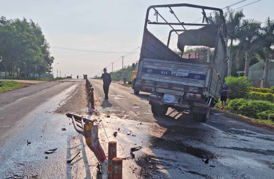Một phần dải phân cách bị hư hỏng. Ảnh: Hà Phương