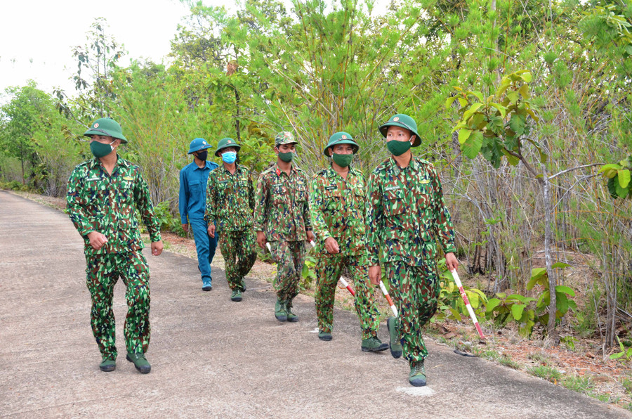 cán bộ chiến sĩ chốt Cota tuần tra kiểm soạt địa bàn
