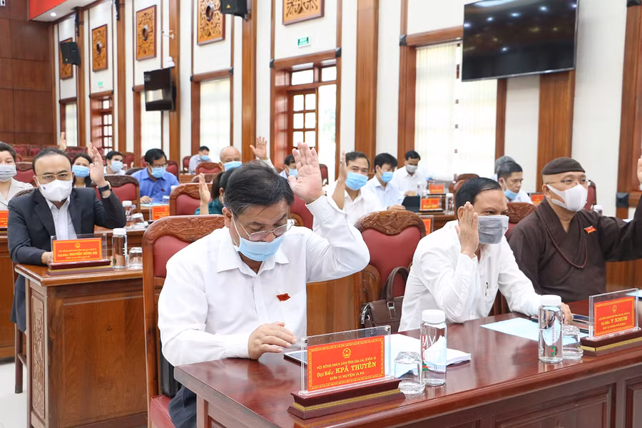 Các đại biểu biểu quyết thông qua nghị quyết. Ảnh: Quang Tấn