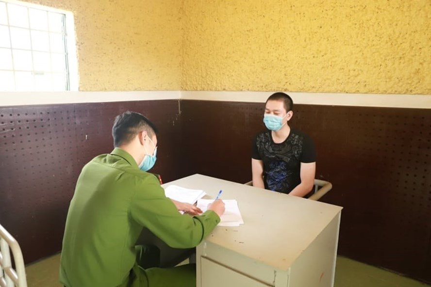 Đối tượng Nguyễn Quang Ngọc tại trụ sở cơ quan Công an. Ảnh: T.X Đối tượng Nguyễn Quang Ngọc tại trụ sở cơ quan Công an. Ảnh: T.X