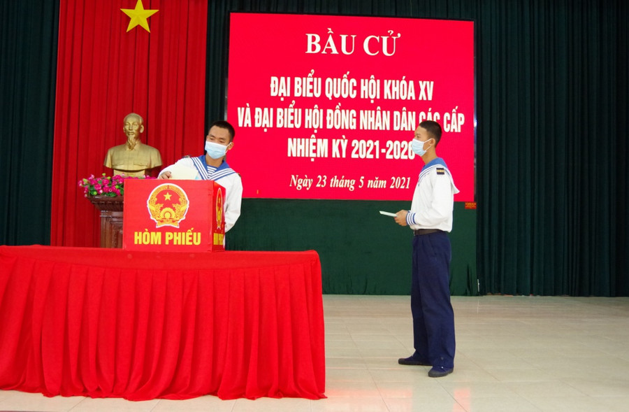 Cử tri trên đảo Trường Sa bỏ phiếu sáng 23.5. ẢNH: NGUYỄN NINH